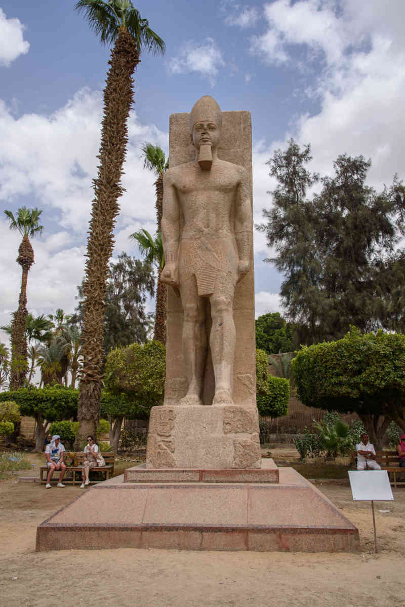 Egipto 271 - Menfis - museo al aire libre - estatua de Ramsés II.jpg